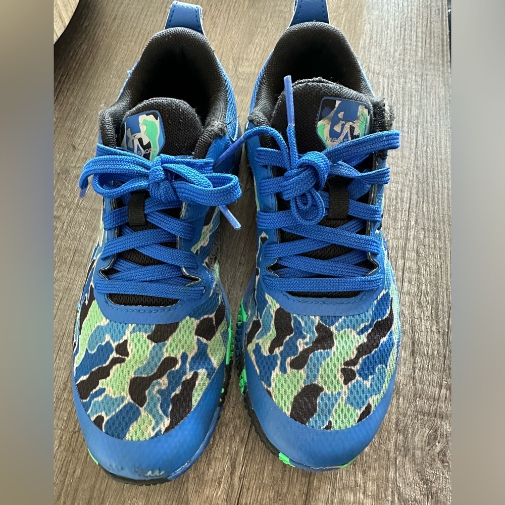 Under armour youth tennis shoes size 4Y
